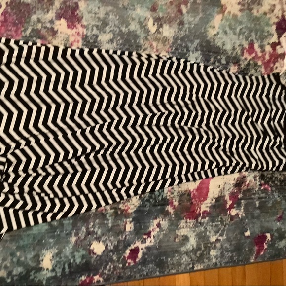 Calvin Klein Black and White Chevron Top - Picture 1 of 2